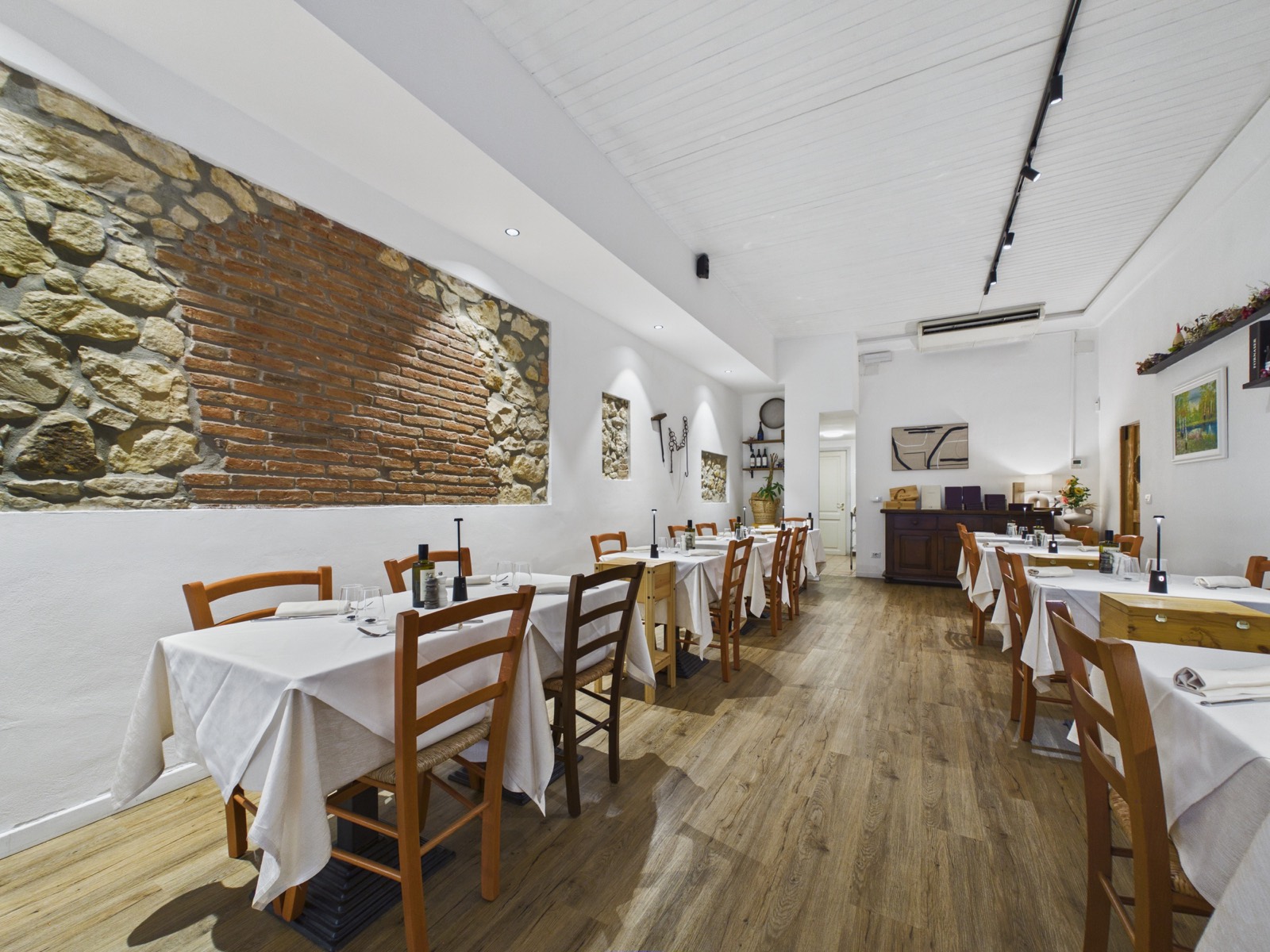 Sala interna QuintoQuarto Wine Restaurant